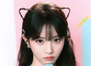 田曦薇笑容甜美亮相，表情灵动俏皮