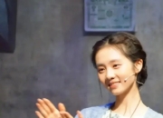 孙莉带女儿与朱洁静合照：艺术熏陶下的温馨瞬间