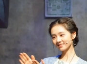 孙莉带女儿与朱洁静合照：艺术熏陶下的温馨瞬间