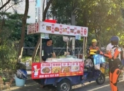 深圳机器人上街劝导乱摆卖